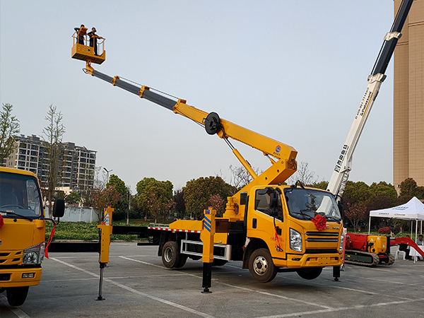 高空作业车.jpg